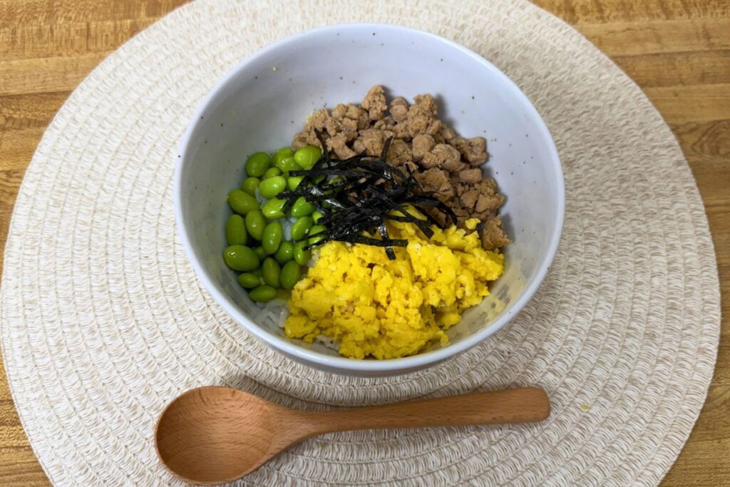 Three-color soboro don topped with shredded nori